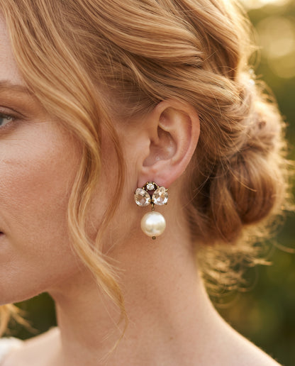 Boucles d’Oreilles Raffinées Vintage Ornées d’un Nœud Papillon et de Perles – photo lifestyle 2