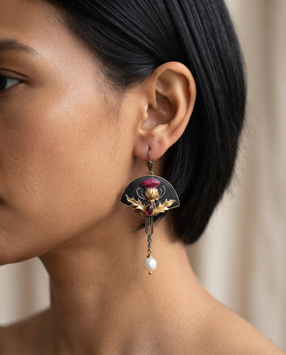 Boucles d’Oreilles Vintage Ornées d’un Cristal Rouge et de Perles – photo lifestyle 1