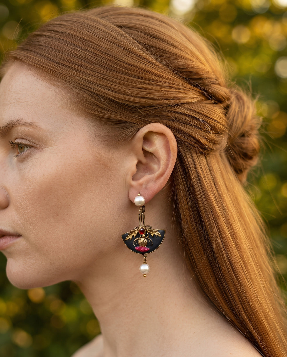 Boucles d’Oreilles Vintage Ornées d’un Cristal Rouge et de Perles – photo lifestyle 2
