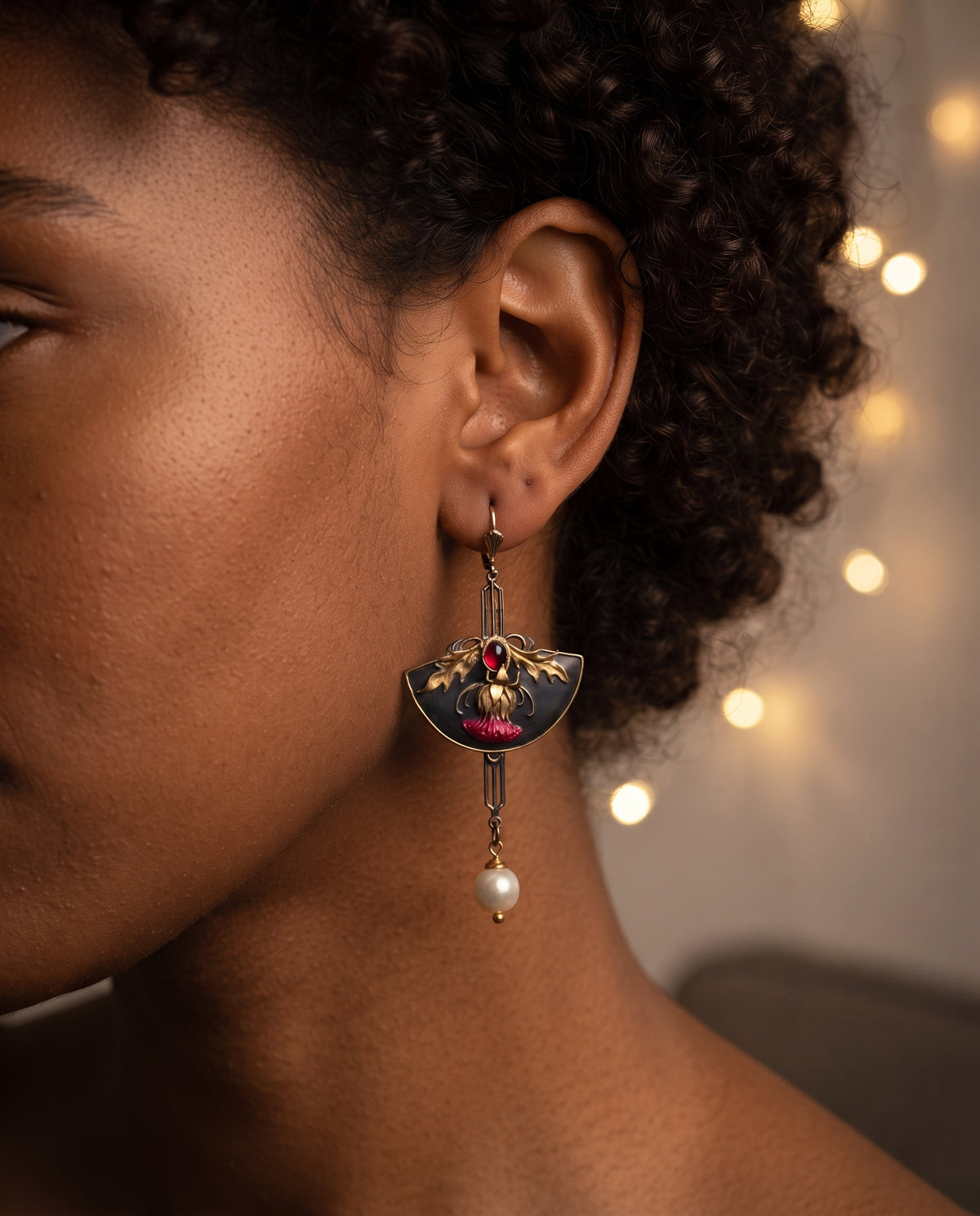 Boucles d’Oreilles Vintage Ornées d’un Cristal Rouge et de Perles – photo lifestyle 3