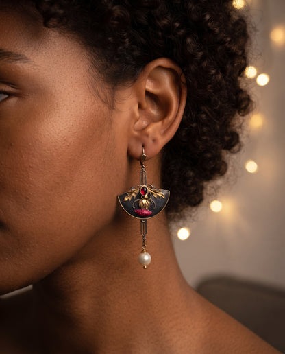 Boucles d’Oreilles Vintage Ornées d’un Cristal Rouge et de Perles – photo lifestyle 3