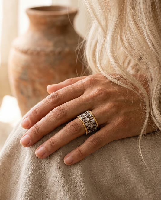 Bague Vintage à Cristal et Détails de Lierre Doré – photo lifestyle 1