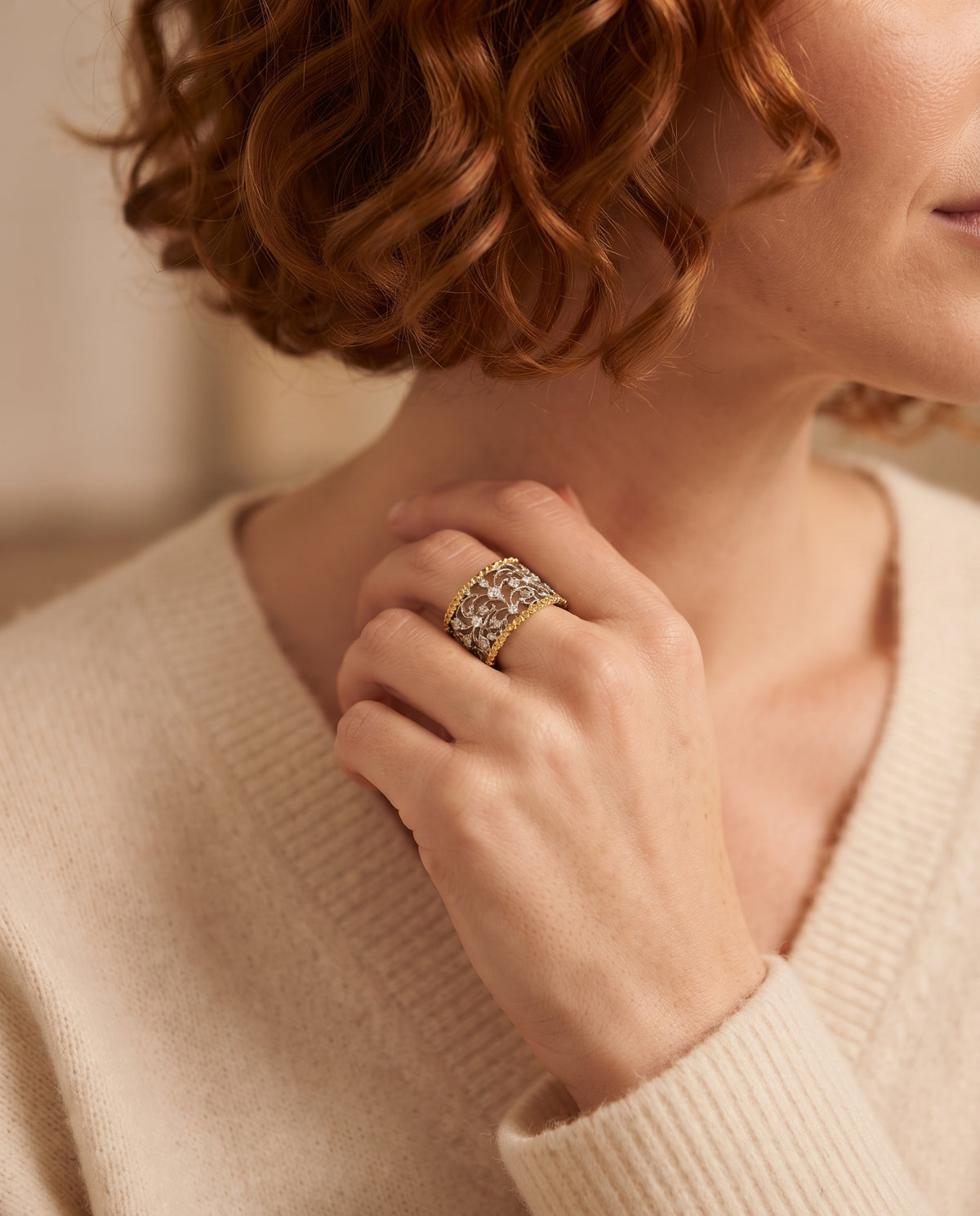 Bague Vintage Ornée d’un Cristal et de Détails en Lierre Doré – photo lifestyle 2