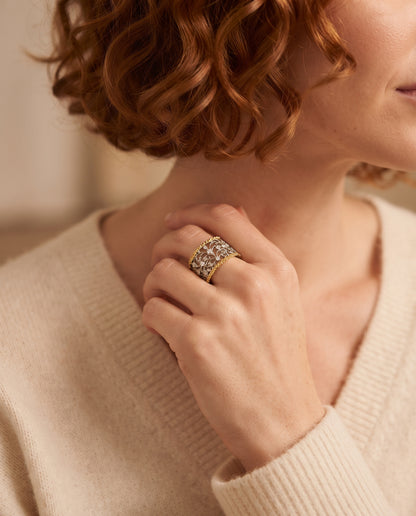 Bague Vintage Ornée d’un Cristal et de Détails en Lierre Doré – photo lifestyle 2