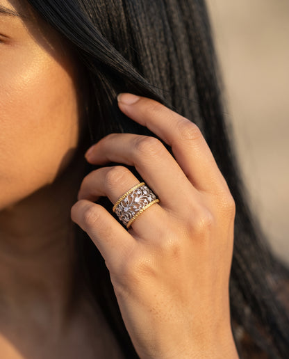 Bague Vintage Ornée d’un Cristal et de Détails en Lierre Doré – photo lifestyle 3