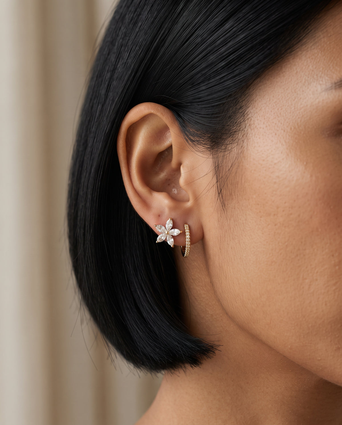 Boucles d’Oreilles Fleur en Or Ornées de Zircons – photo lifestyle 1