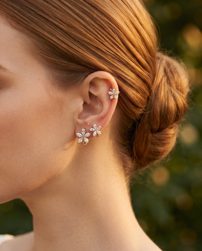 Boucles d’Oreilles Fleur en Or Ornées de Zircons – photo lifestyle 2