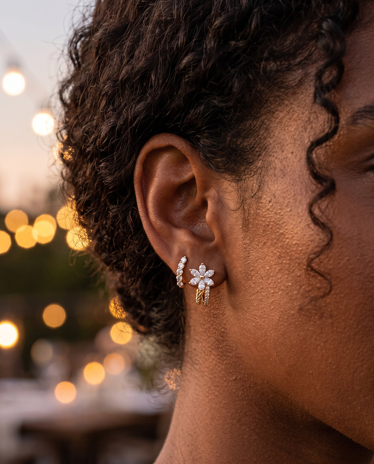Boucles d’Oreilles Fleur en Or Ornées de Zircons – photo lifestyle 3