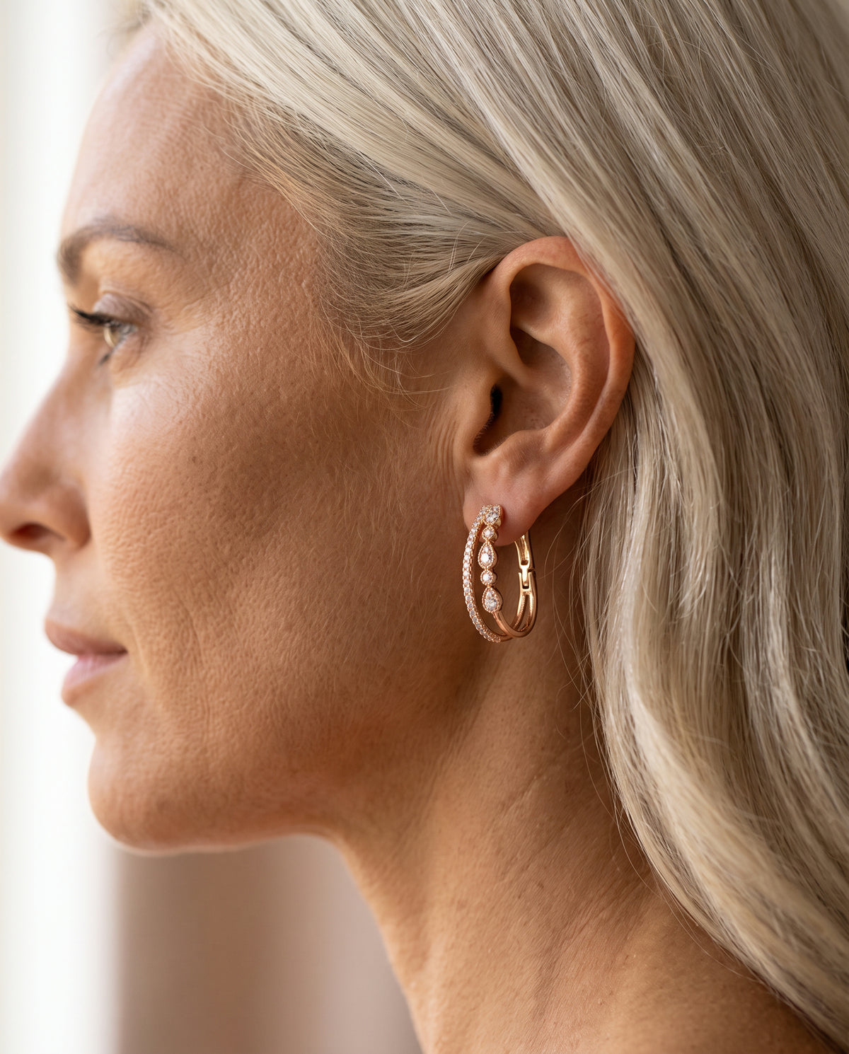 Boucles d’Oreilles Raffinées en Or Ornées de Zirconia – photo lifestyle 1