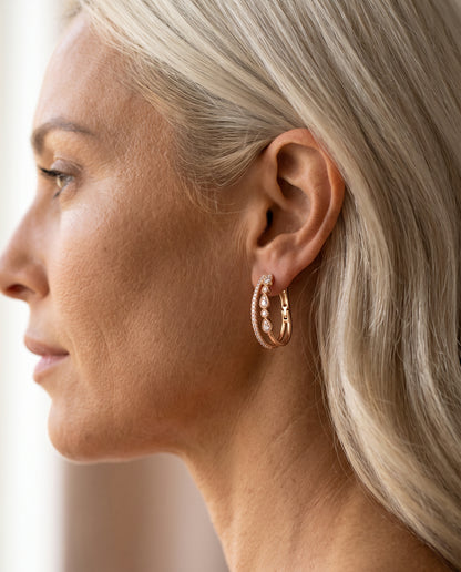 Boucles d’Oreilles Raffinées en Or Ornées de Zirconia – photo lifestyle 1