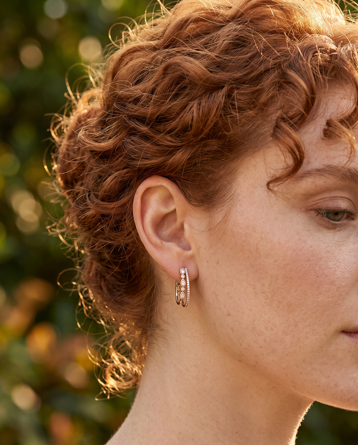 Boucles d’Oreilles Raffinées en Or Ornées de Zirconia – photo lifestyle 2