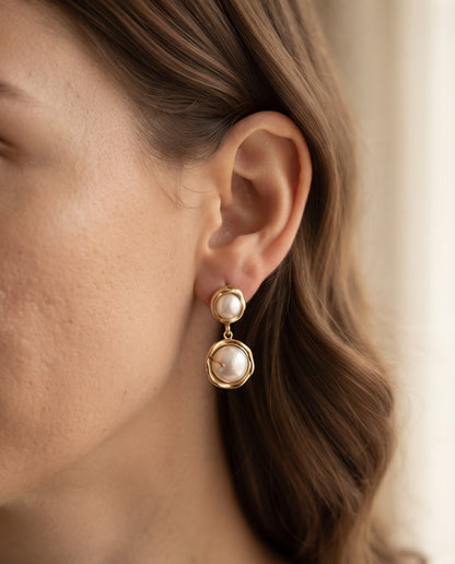 Boucles d’Oreilles Ornées de Perles Dorées – photo lifestyle 1