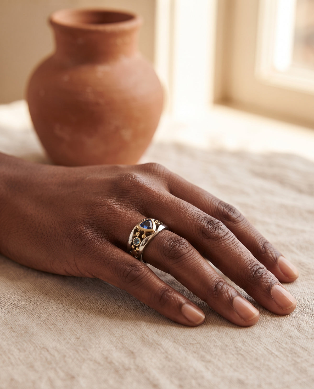 Bague Vintage Ornée d’un Cristal Bleu – photo lifestyle 1