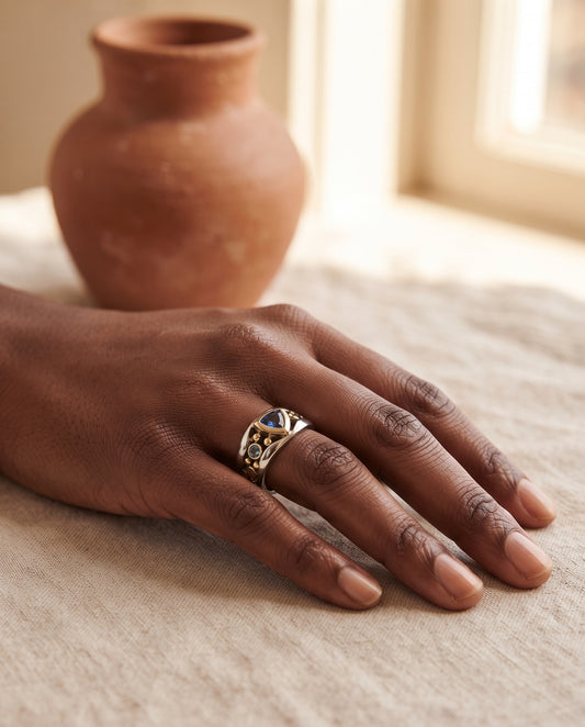 Bague Vintage à Cristal Bleu – photo lifestyle 1