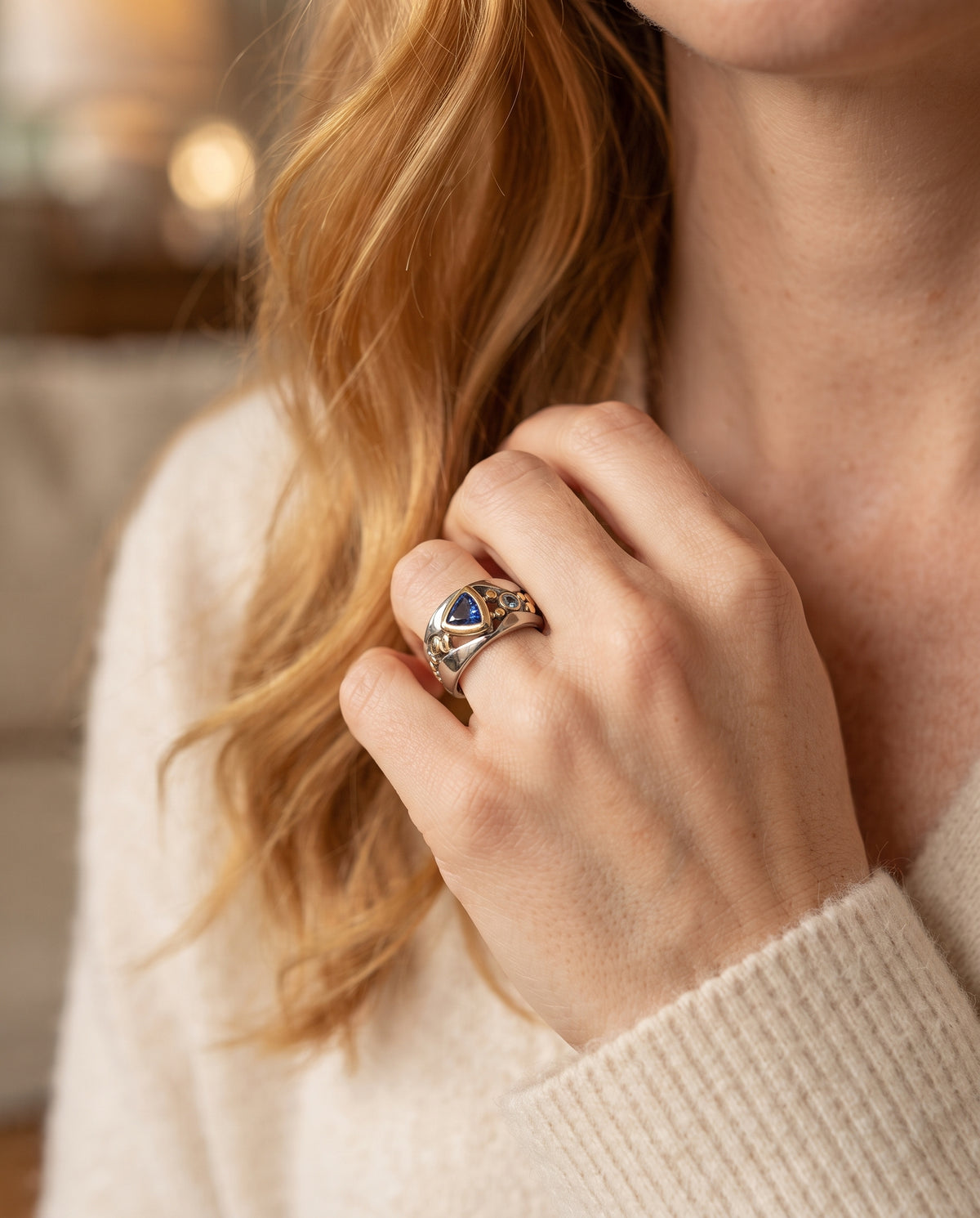 Bague Vintage Ornée d’un Cristal Bleu – photo lifestyle 2