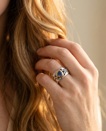 Bague Vintage Ornée d’un Cristal Bleu – photo lifestyle 3