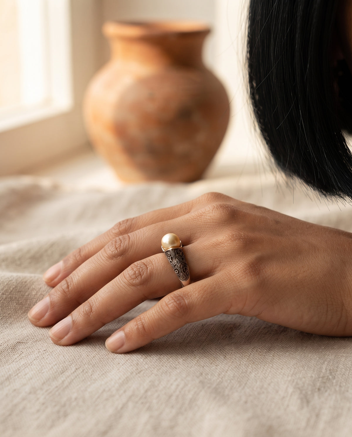Bague Vintage Ornée d’une Perle Dorée – photo lifestyle 1