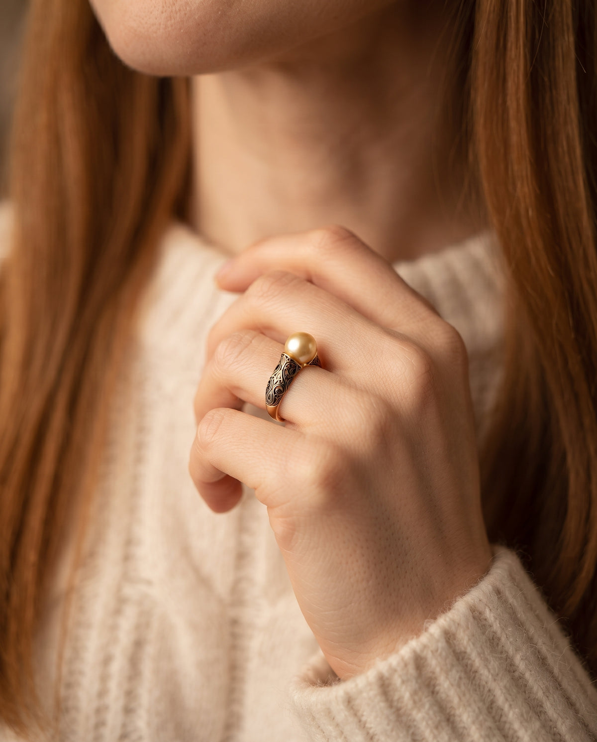 Bague Vintage Ornée d’une Perle Dorée – photo lifestyle 2