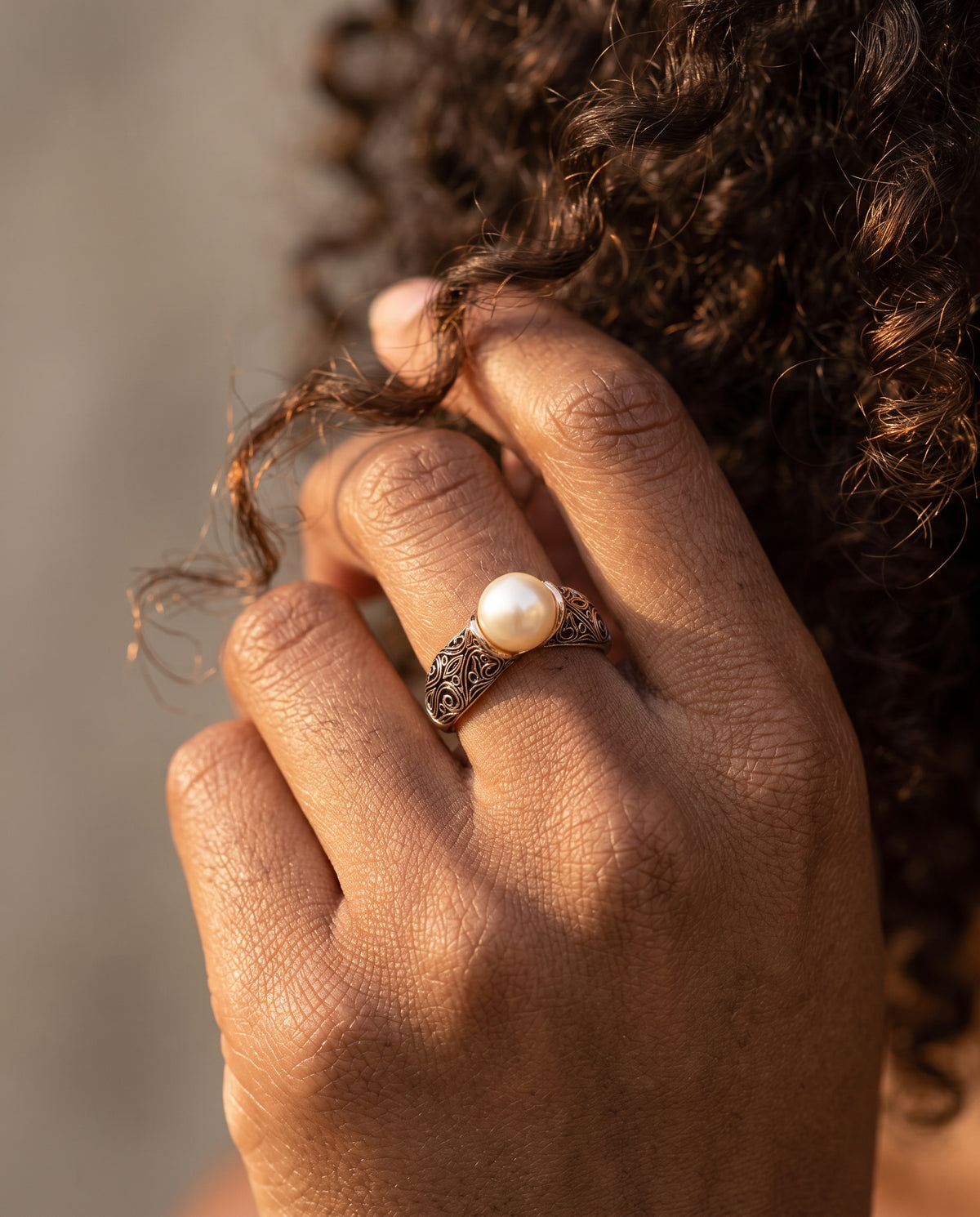 Bague Vintage Ornée d’une Perle Dorée – photo lifestyle 3
