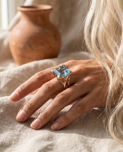 Bague Rose Vintage Ornée d’un Zircon Bleu – photo lifestyle 1