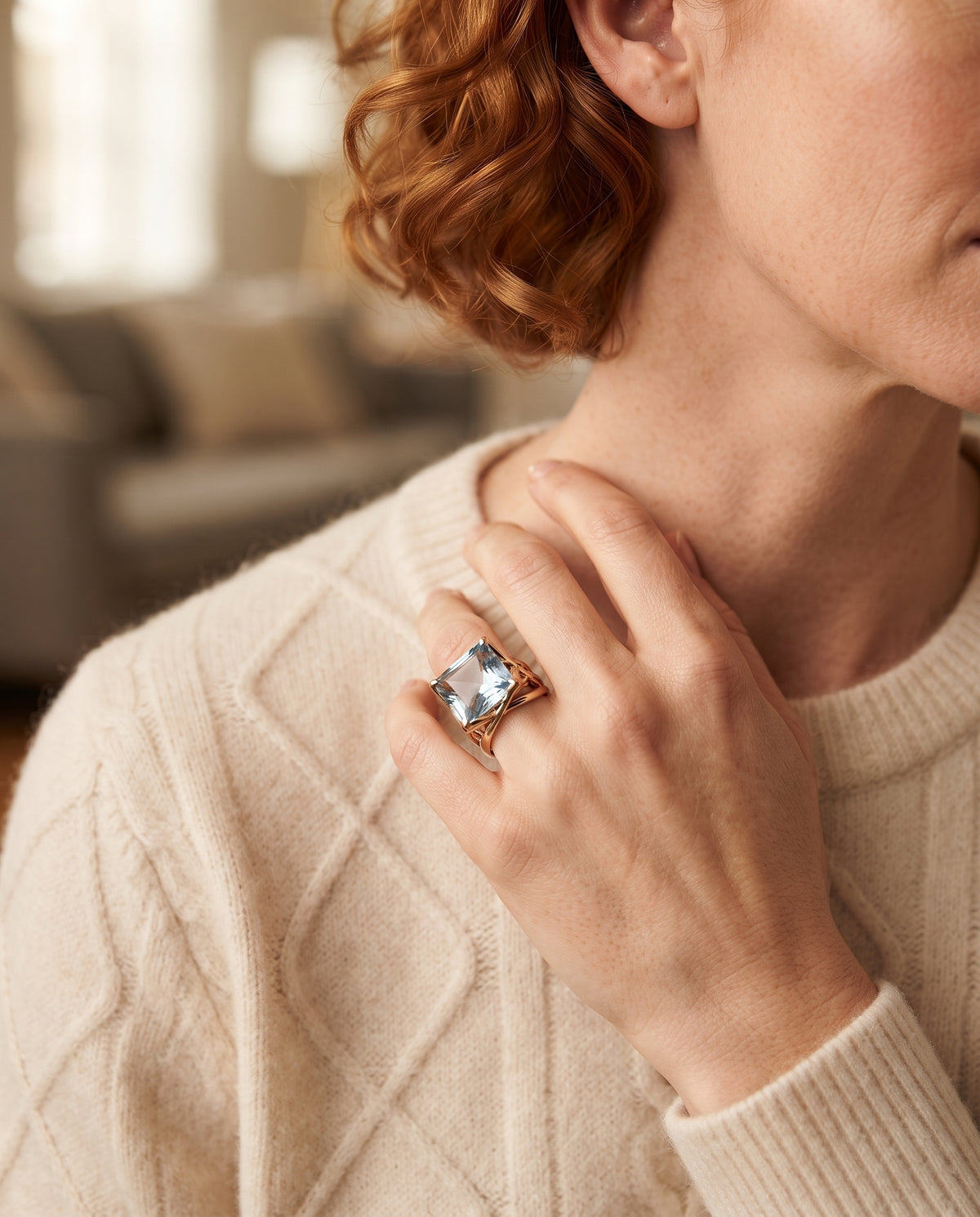 Bague Rose Vintage Ornée d’un Zircon Bleu – photo lifestyle 2