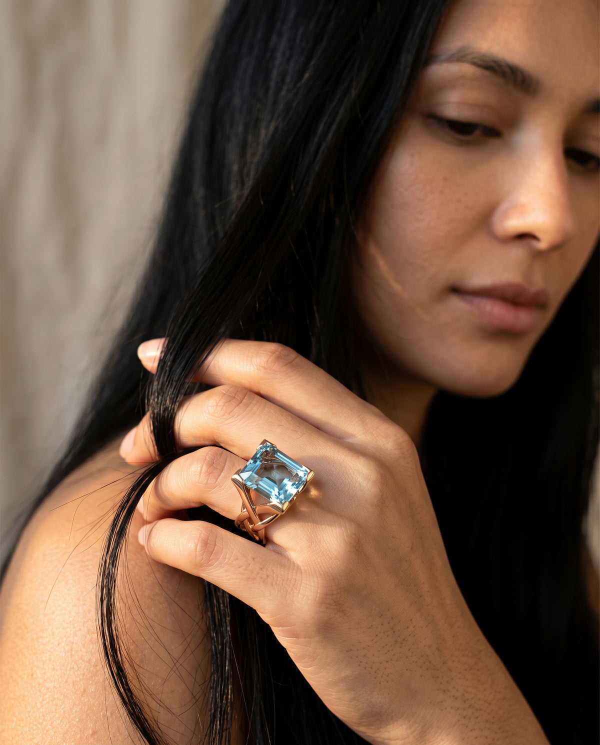 Bague Rose Vintage Ornée d’un Zircon Bleu – photo lifestyle 3