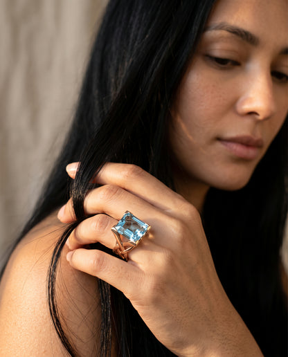 Bague Rose Vintage Ornée d’un Zircon Bleu – photo lifestyle 3