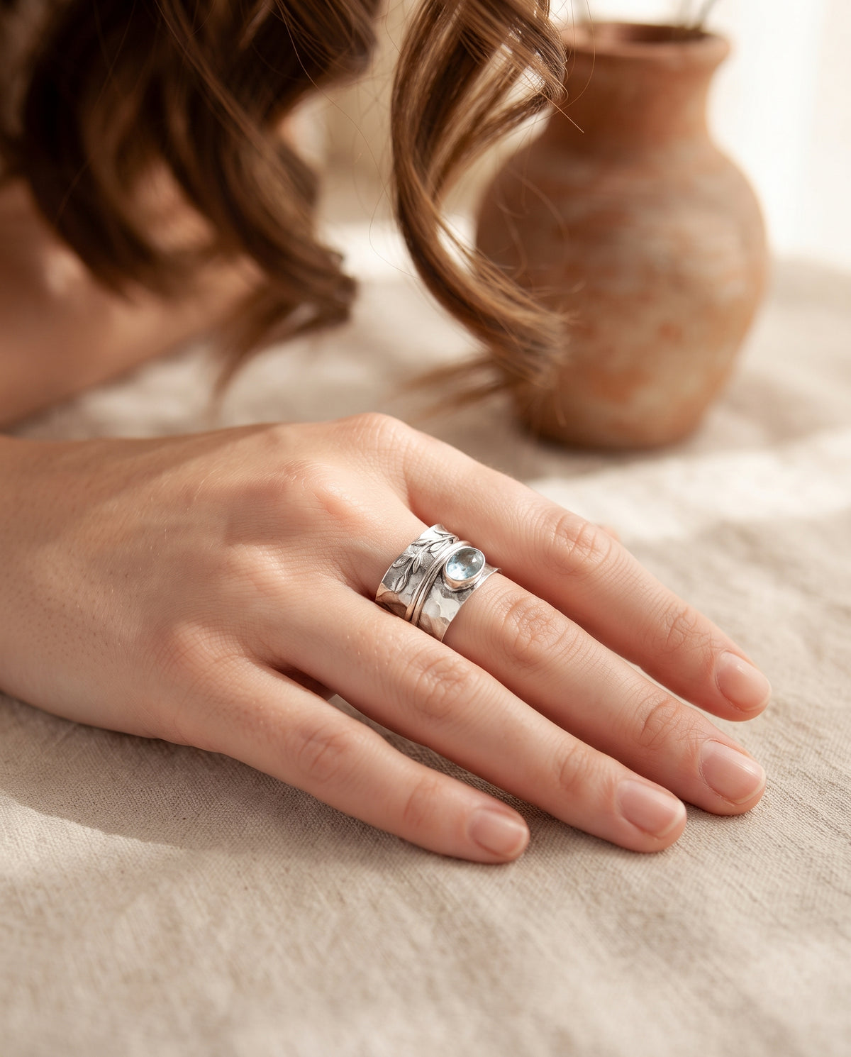 Bague Vintage Argent Ornée d’un Cristal Incrusté – photo lifestyle 1