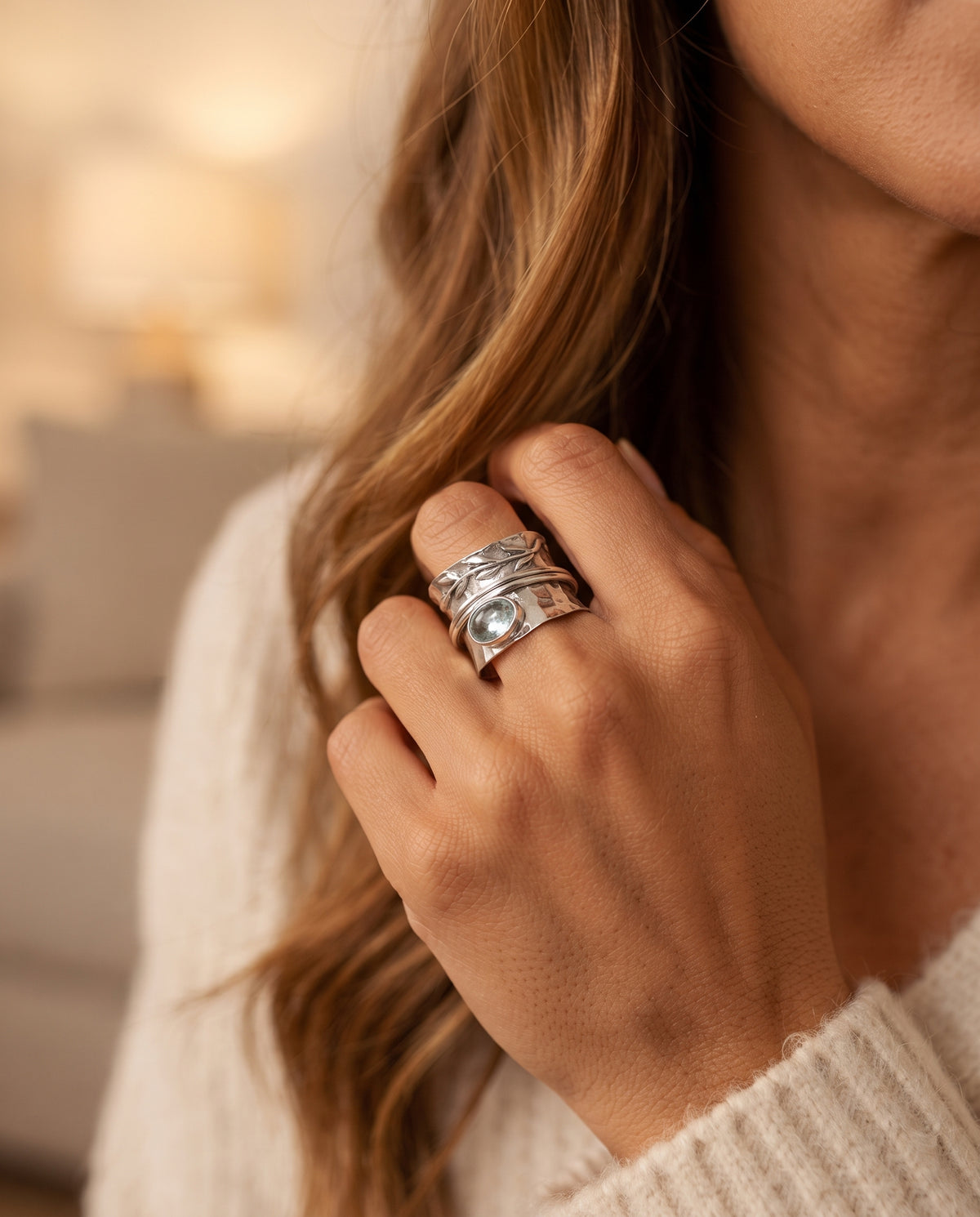 Bague Vintage Argent Ornée d’un Cristal Incrusté – photo lifestyle 2