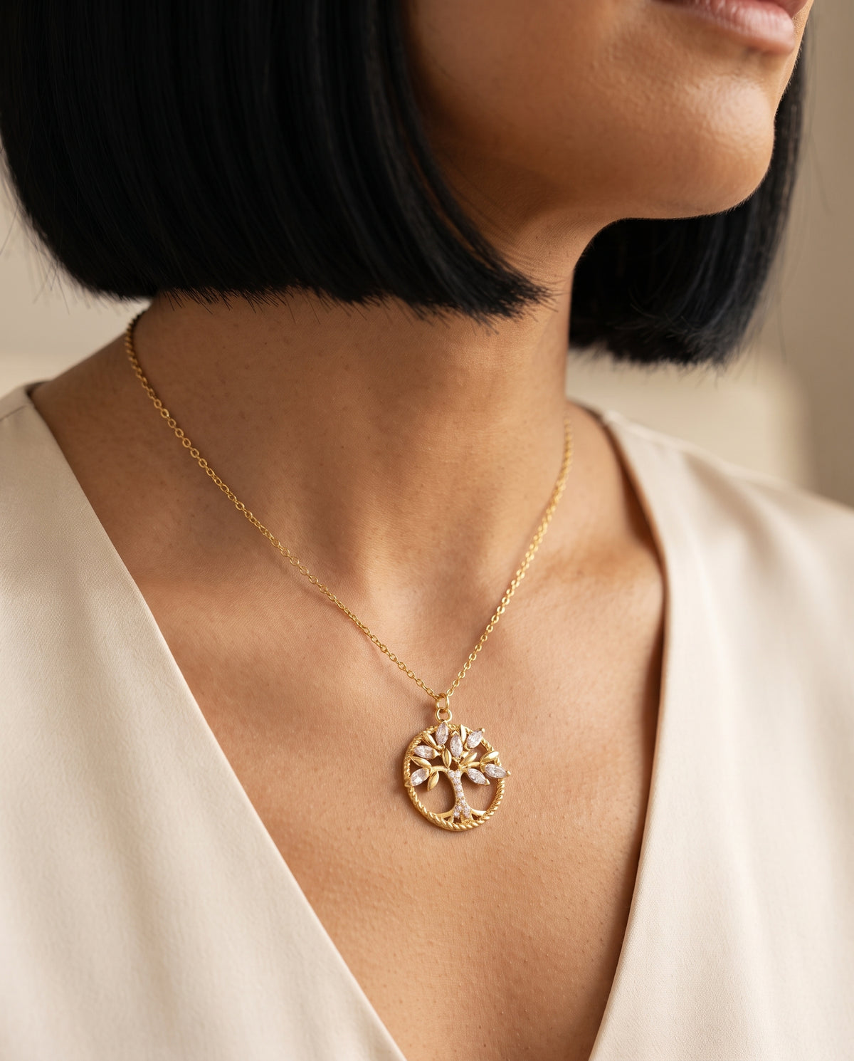 Collier en Or Arbre de Vie Orné de Zircons – photo lifestyle 1