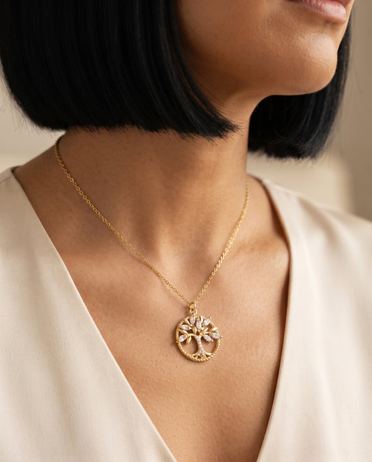 Collier Arbre de Vie en Or aux Zircones – photo lifestyle 1