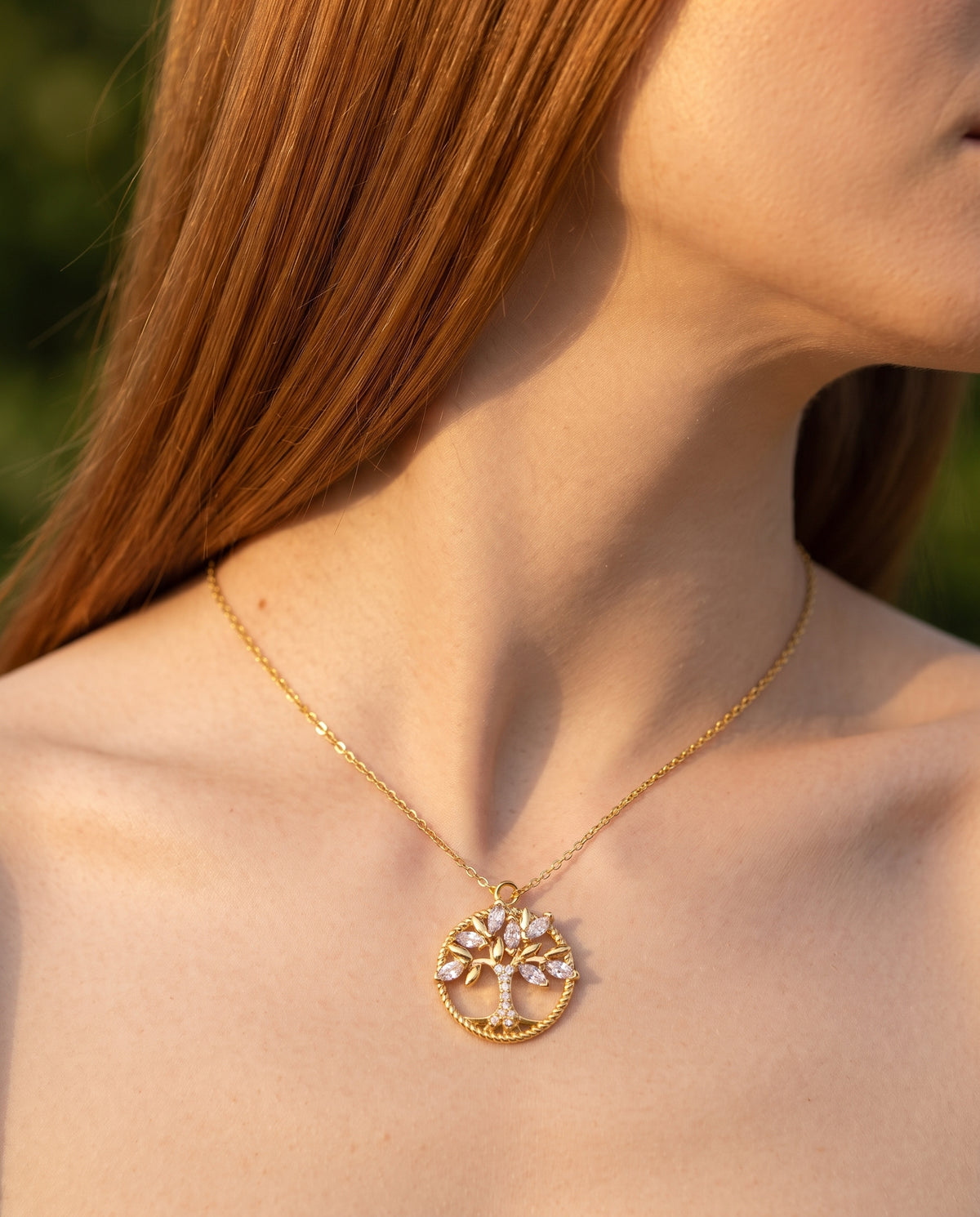 Collier en Or Arbre de Vie Orné de Zircons – photo lifestyle 2