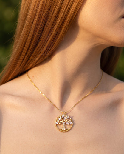 Collier en Or Arbre de Vie Orné de Zircons – photo lifestyle 2