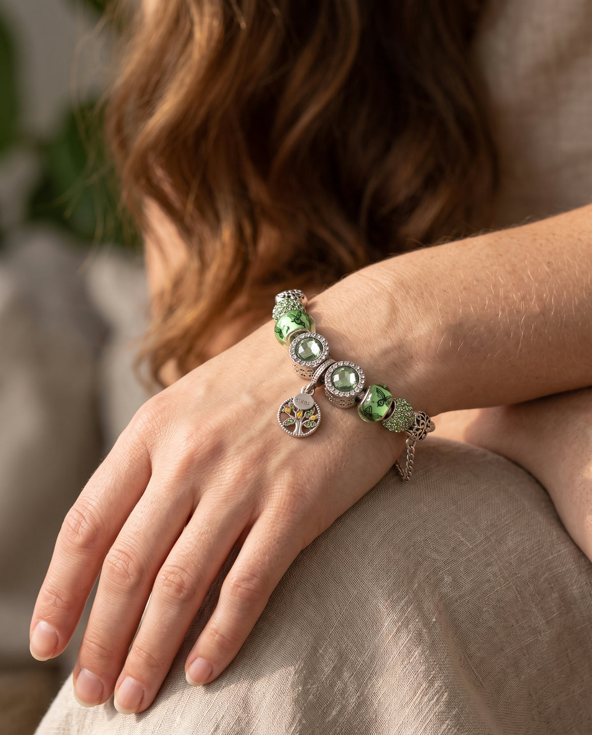 Élégant Bracelet en Argent Orné de Cristaux Verts – photo lifestyle 1