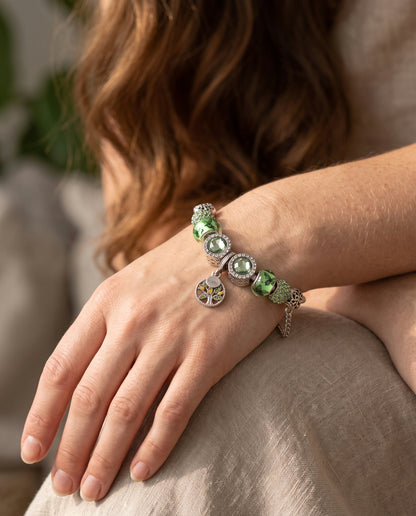 Élégant Bracelet en Argent Orné de Cristaux Verts – photo lifestyle 1