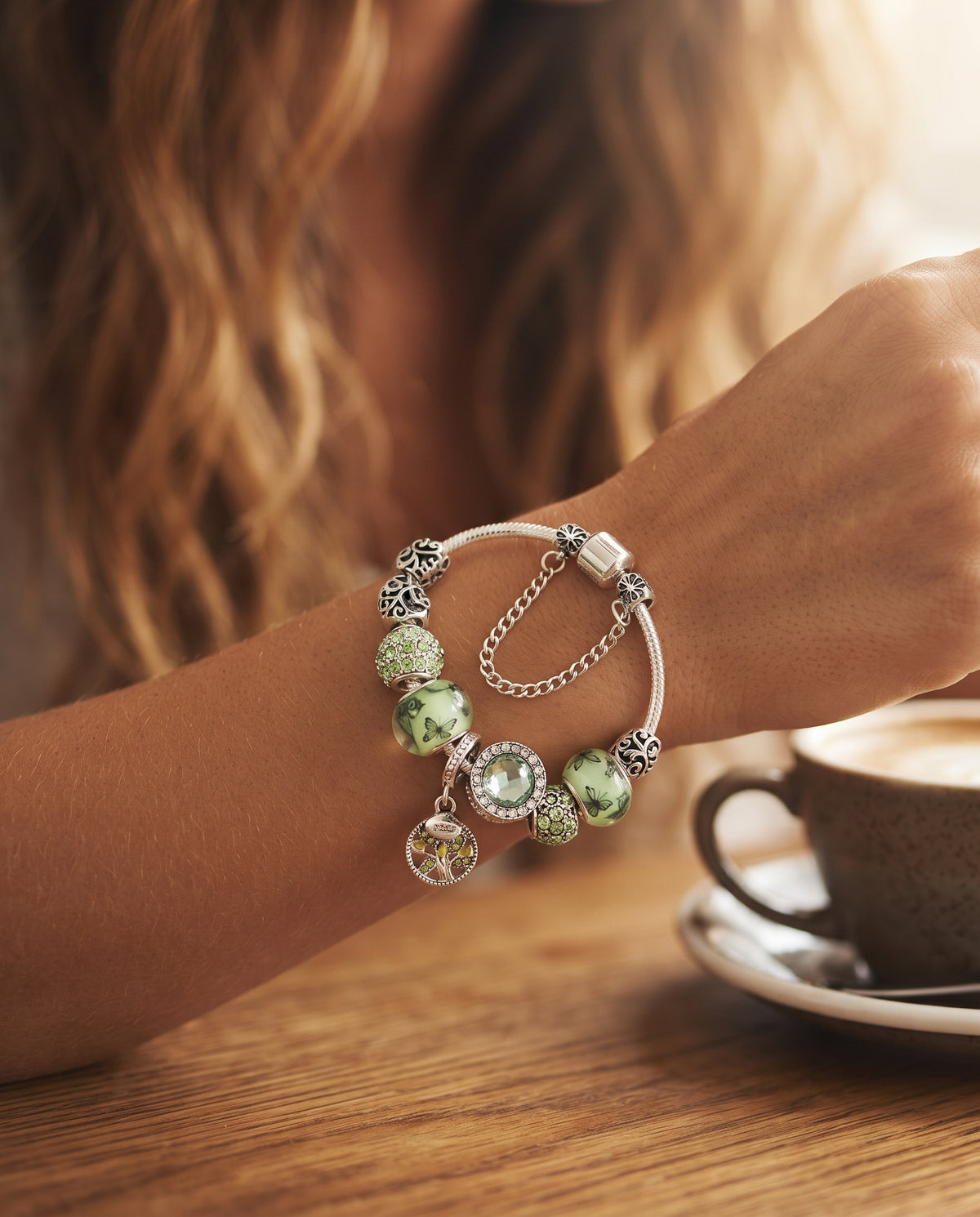 Élégant Bracelet en Argent Orné de Cristaux Verts – photo lifestyle 2