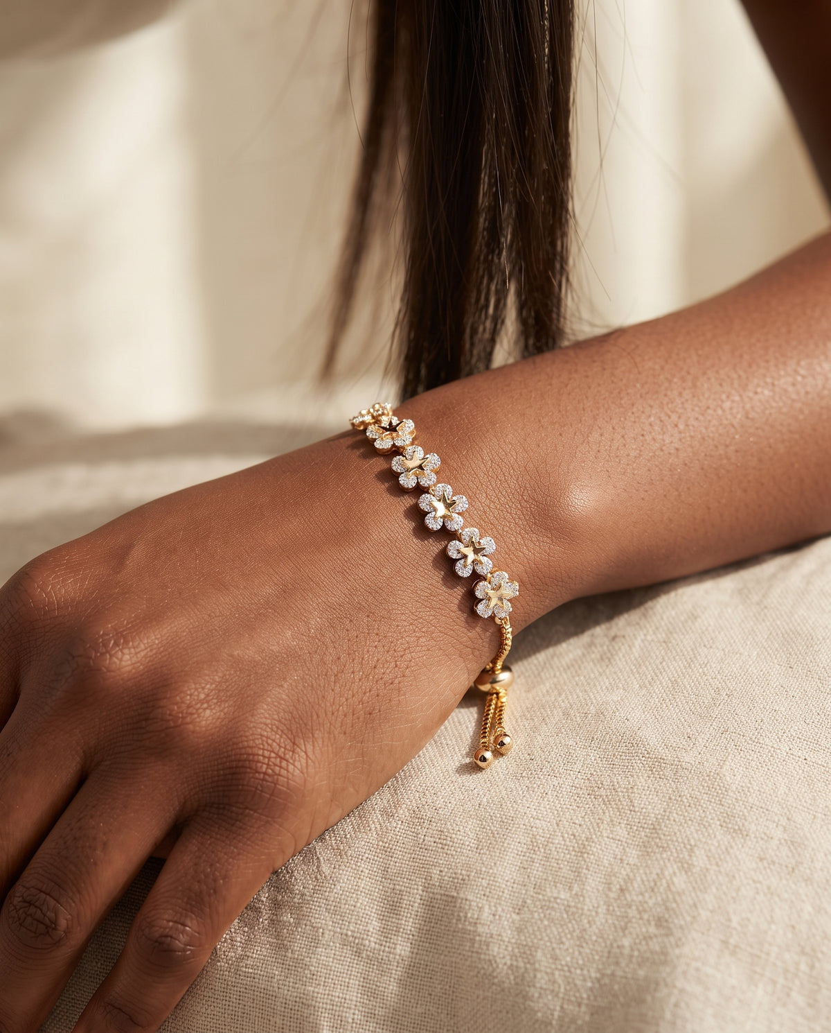 Bracelet en Or au Motif Fleuri avec Cristal – photo lifestyle 1