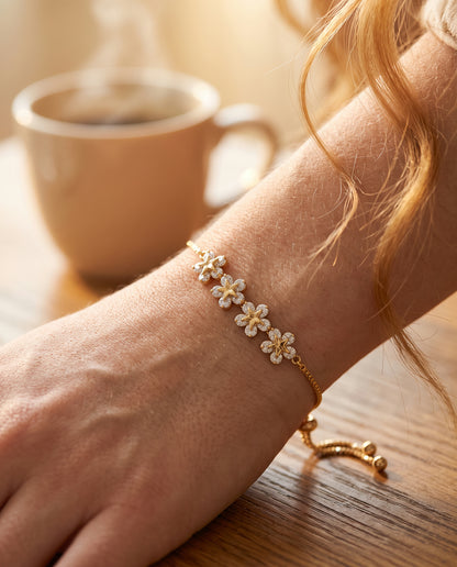 Bracelet en Or au Motif Fleuri avec Cristal – photo lifestyle 2