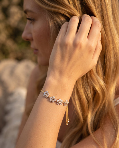 Bracelet en Or au Motif Fleuri avec Cristal – photo lifestyle 3