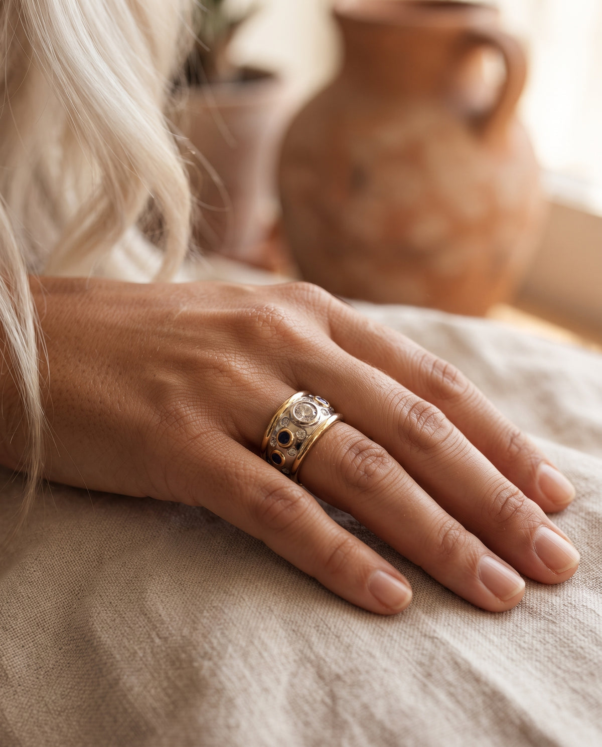 Bague Vintage Sertie de Zircons – photo lifestyle 1