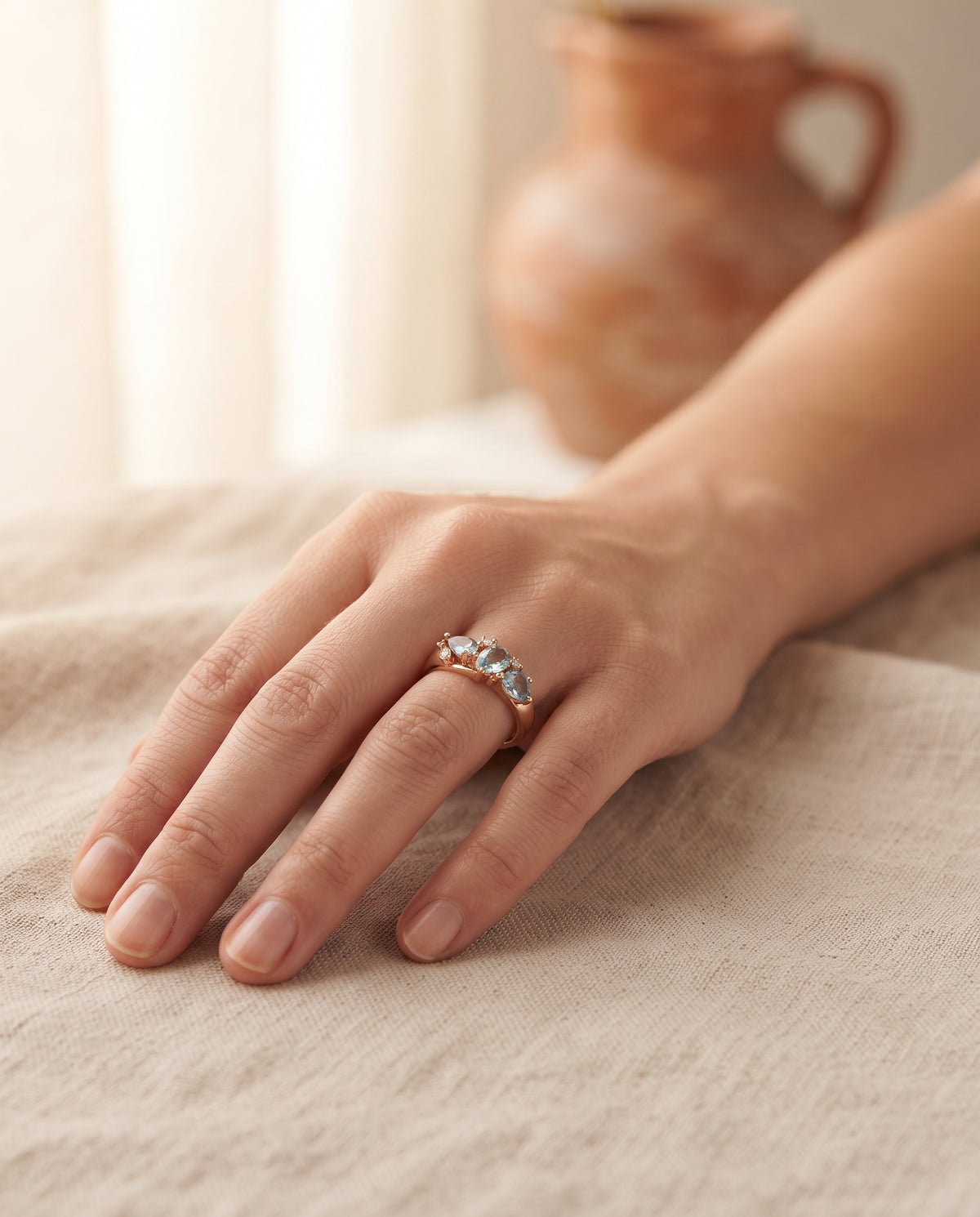 Bague en Or Sertie de Zircons Bleus – photo lifestyle 1