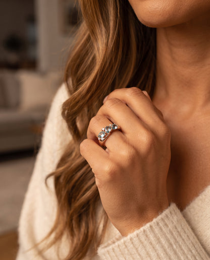 Bague en Or Sertie de Zircons Bleus – photo lifestyle 2