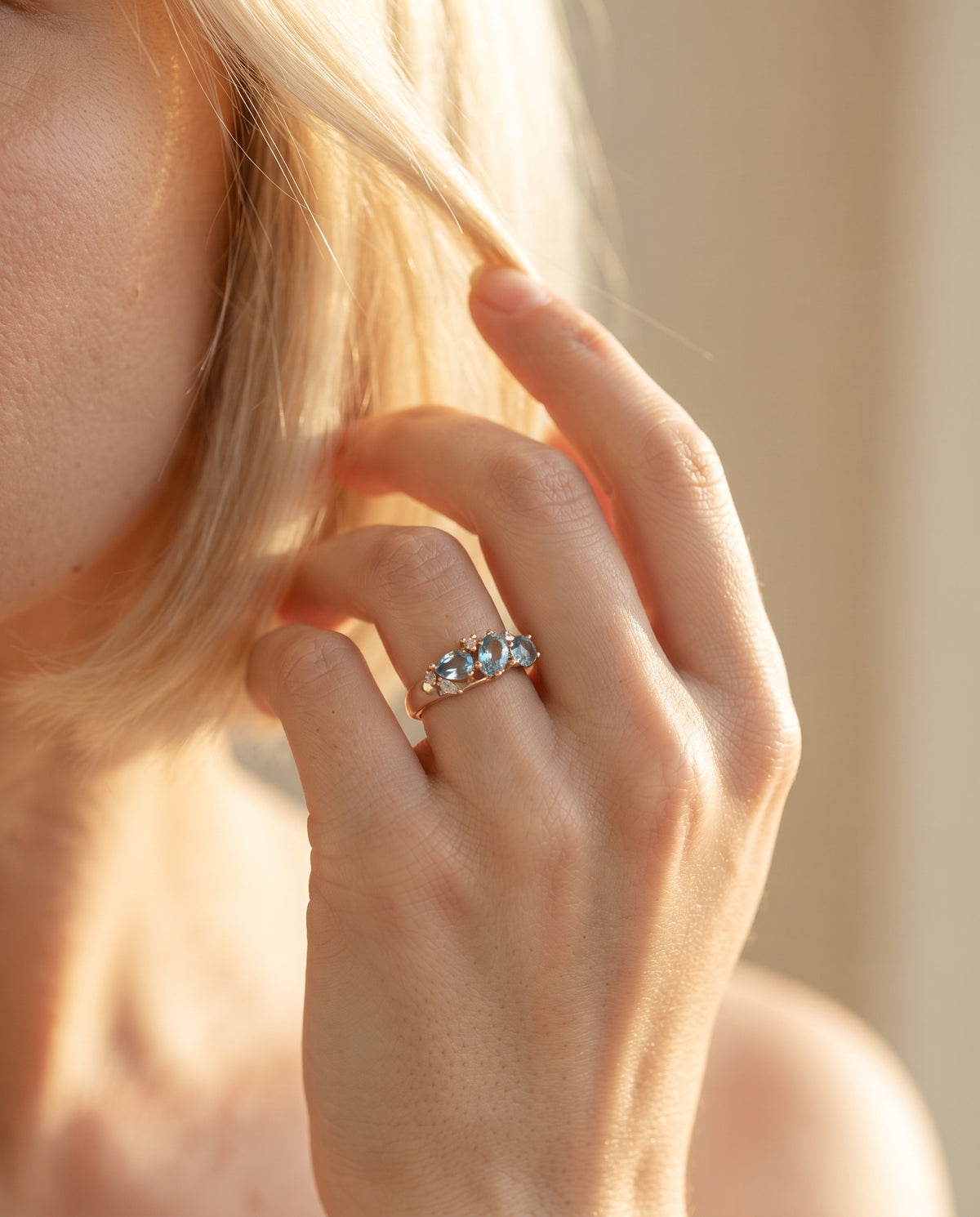 Bague en Or Sertie de Zircons Bleus – photo lifestyle 3
