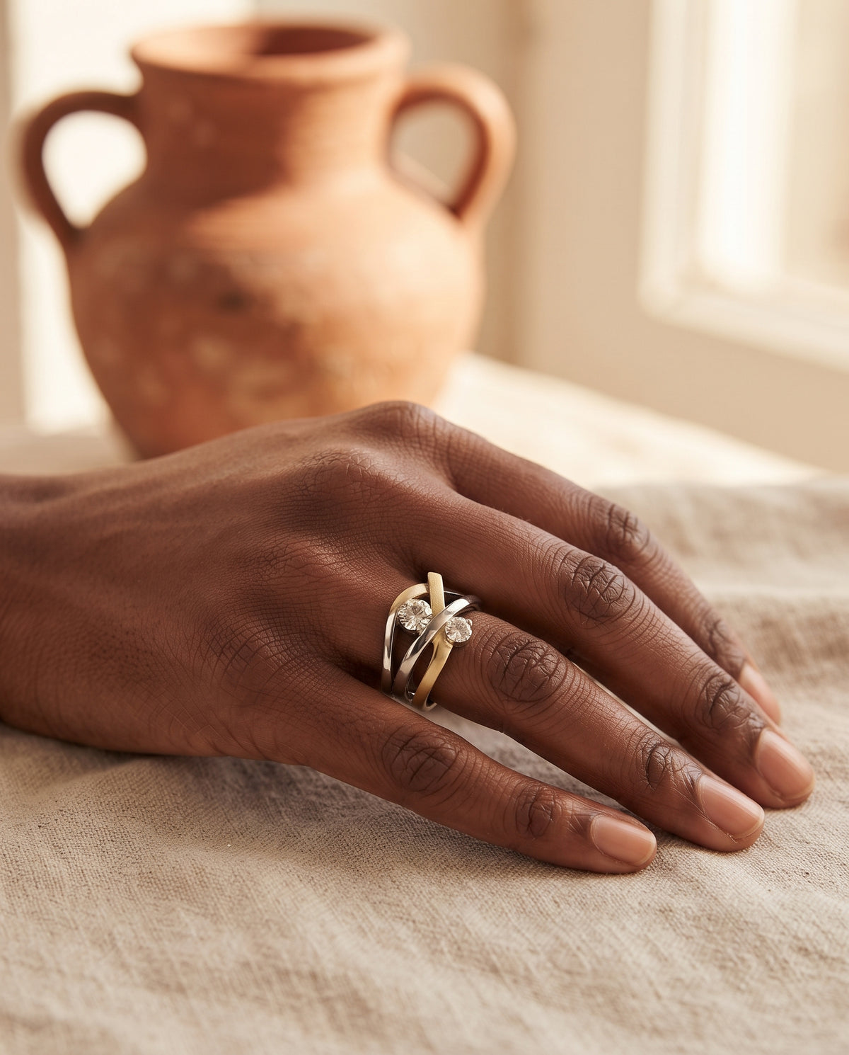 Bague en Or et Argent Vintage Sertie de Zircons – photo lifestyle 1