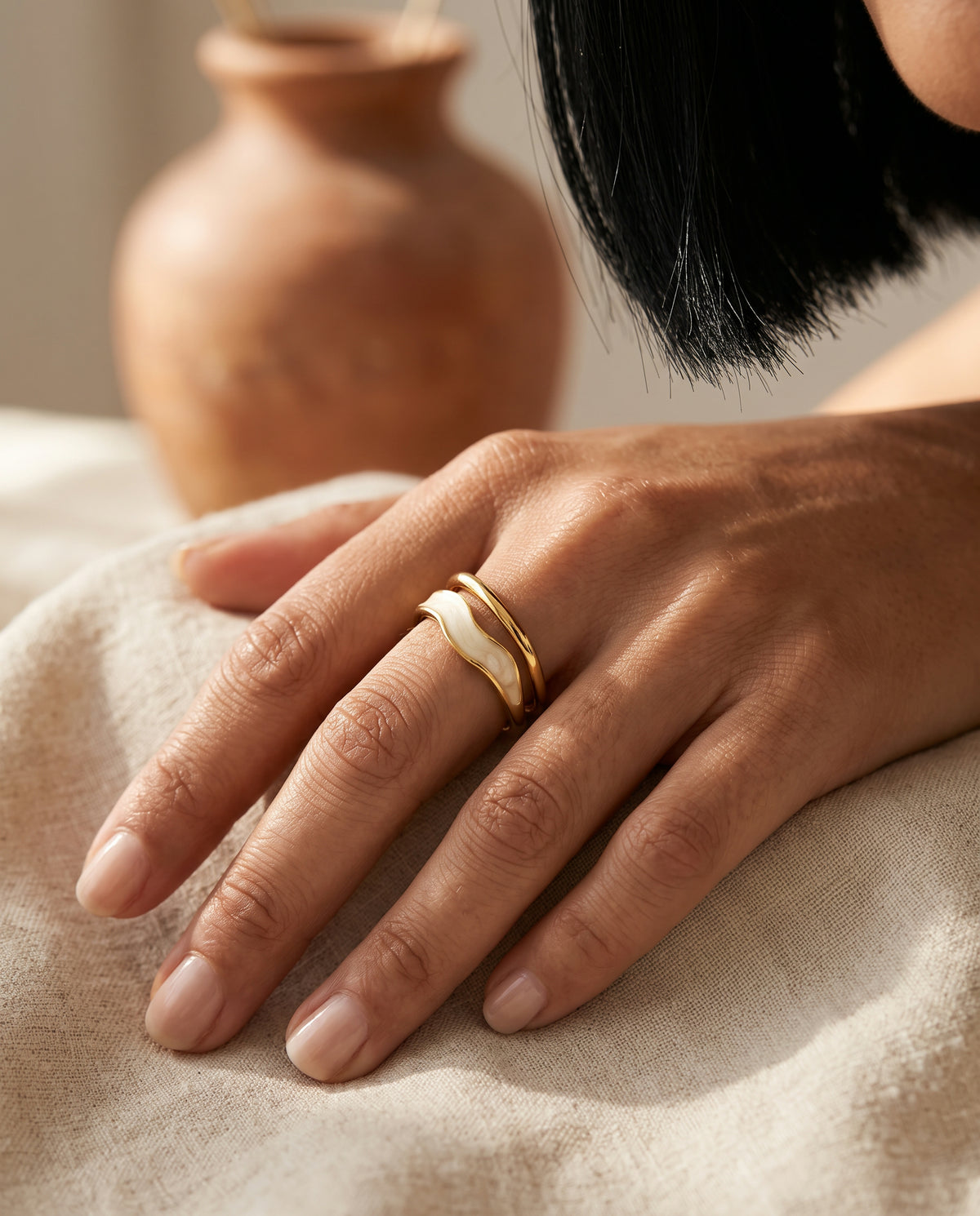 Élégante Bague Or Ornée d’Émail Blanc – photo lifestyle 1