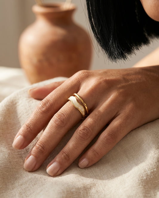 Bague Élégante en Or à Émail Blanc – photo lifestyle 1