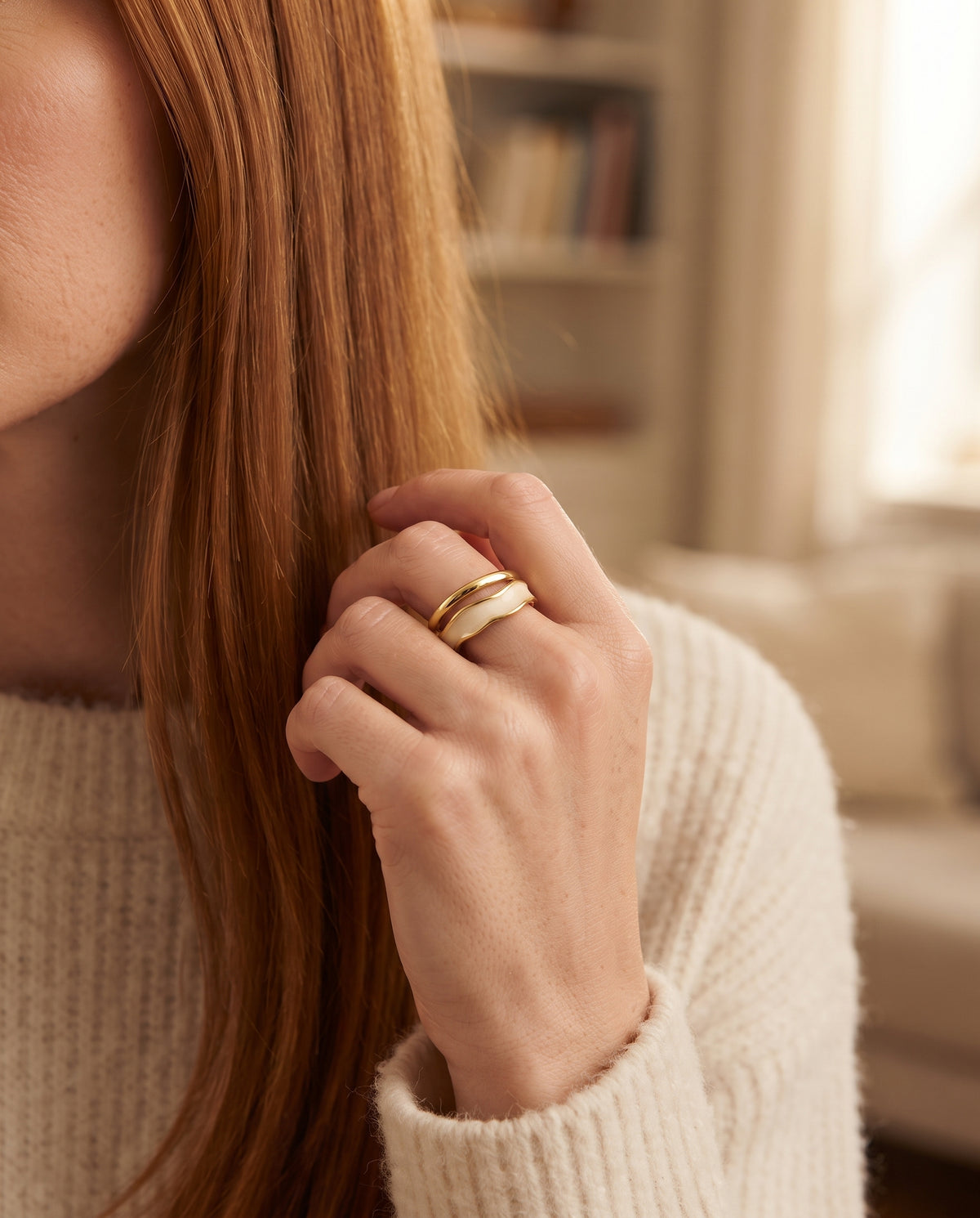 Élégante Bague Or Ornée d’Émail Blanc – photo lifestyle 2