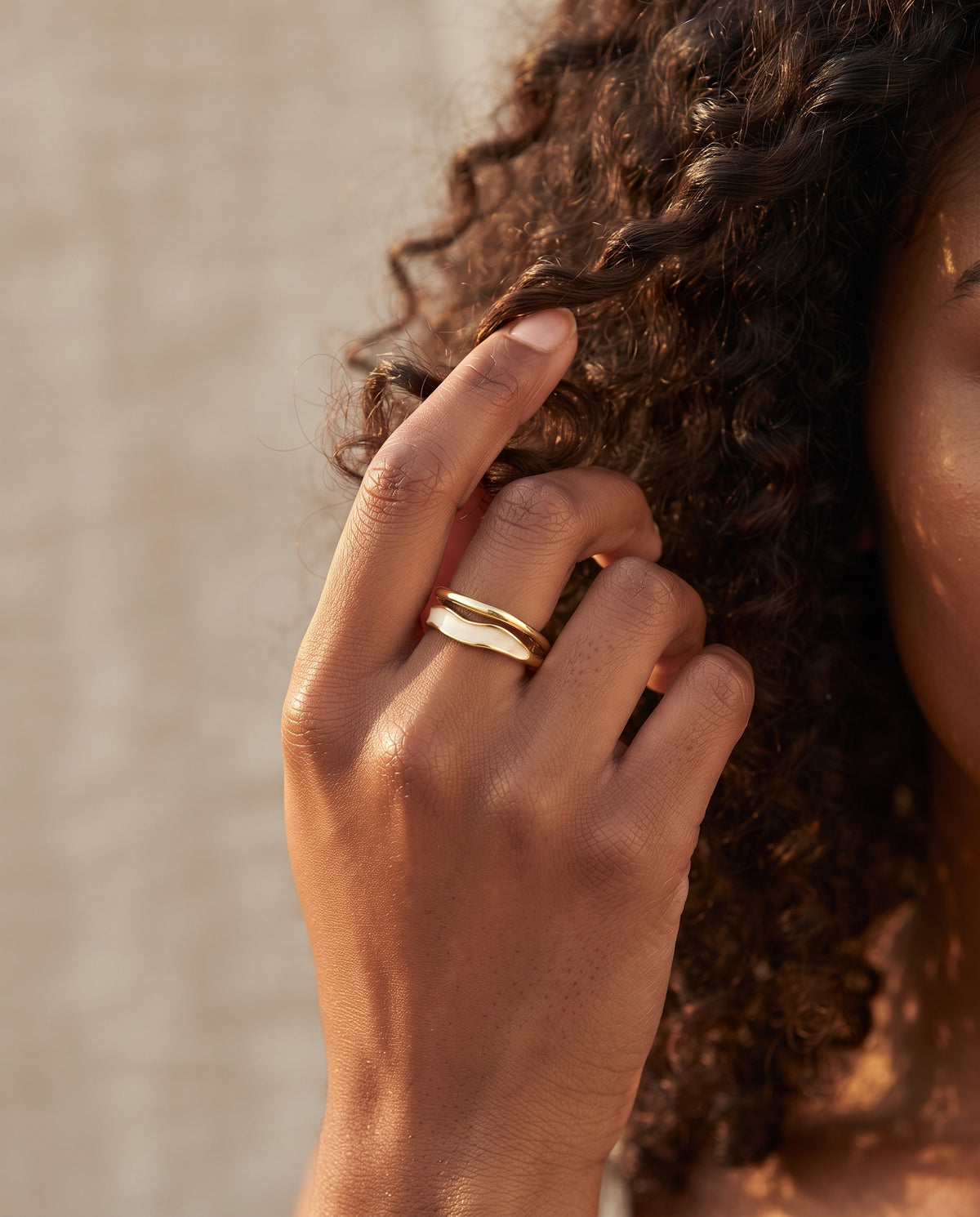 Élégante Bague Or Ornée d’Émail Blanc – photo lifestyle 3