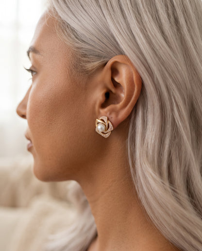 Boucles d’Oreilles Raffinées en Spirale avec Perles Brillantes – photo lifestyle 1