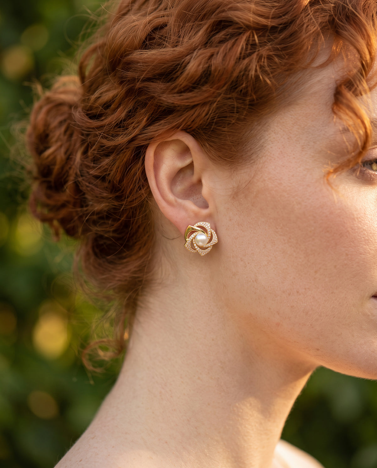 Boucles d’Oreilles Raffinées en Spirale avec Perles Brillantes – photo lifestyle 2